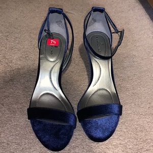 Bandolino womens velvet heels!